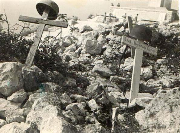 Szczyt Monte Cassino zaraz po bitwie - 1944 r. w tle żołnierze z oddziału S. Świdrak